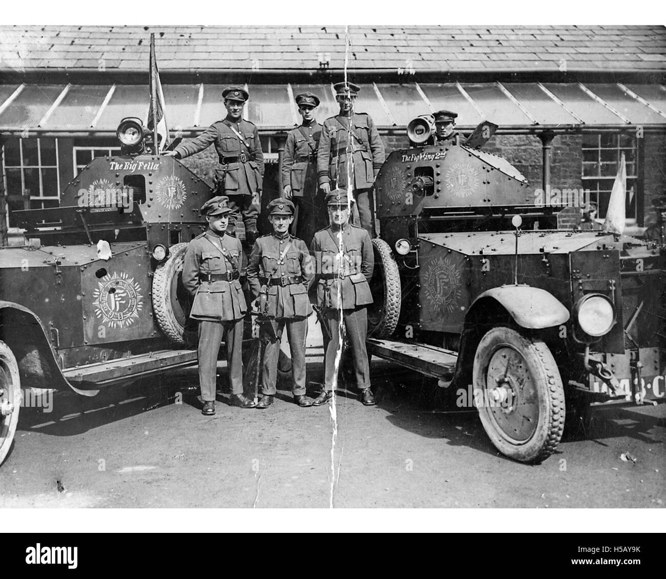 Una fotografia storica di due unità militari, "il grande Fella" e "il secondo combattimento", che si riferisce probabilmente alle unità militari australiane durante la prima guerra mondiale. La fotografia cattura i soldati durante il loro servizio, mostrando il cameratismo e l'eroismo di queste truppe. Foto Stock
