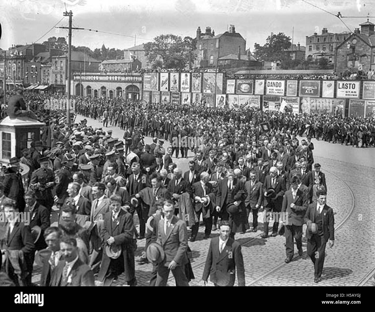 Una pubblicità storica per la gomma di Wrigley che promuove la sua capacità di calmare i nervi per un solo centesimo. Ciò riflette le strategie di marketing delle aziende di gomma dei primi anni del XX secolo, mostrando la semplicità e l'accessibilità dei loro prodotti. Foto Stock