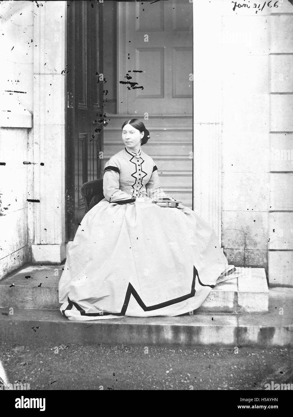 Crinoline si riferisce a un tipo di indumento, in genere una petticoat rigida o strutturata indossata sotto una gonna o un abito per aggiungere volume. Era popolare a metà del XIX secolo, in particolare durante l'era vittoriana. Foto Stock