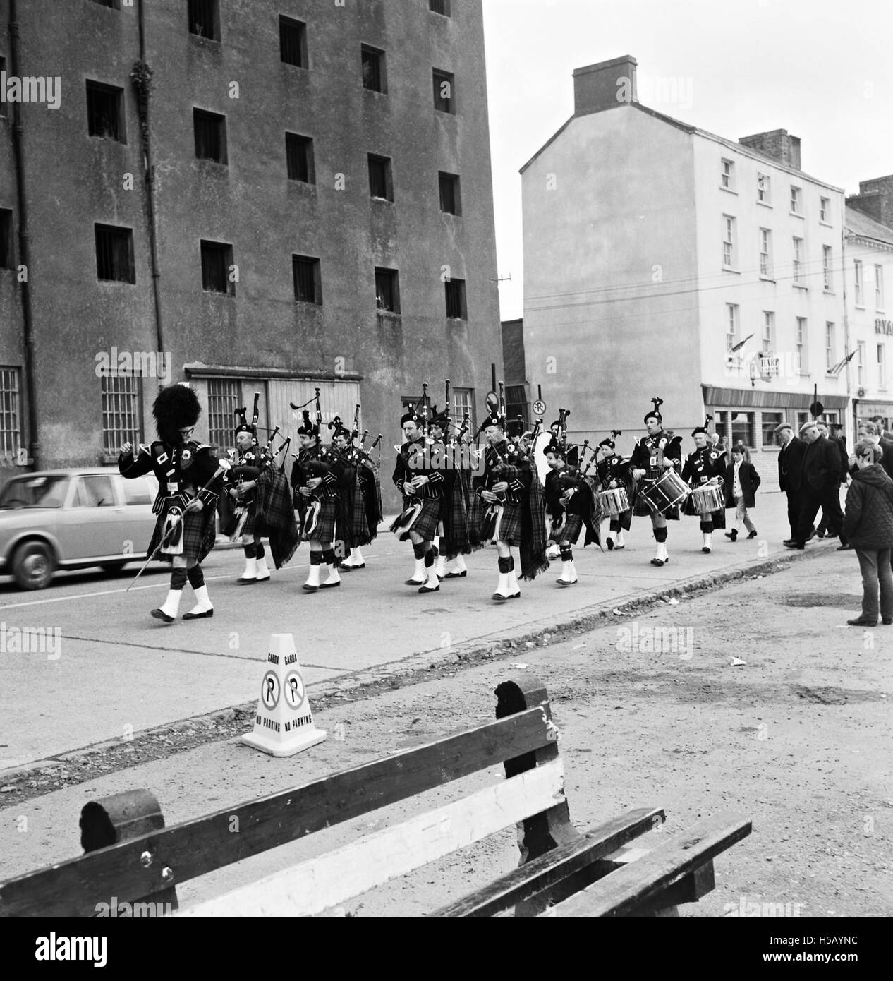 Questa immagine rappresenta probabilmente un momento culturale o storico che coinvolge l'esposizione o l'uso di sporrans, un accessorio tradizionale scozzese. Gli sporrans volanti possono essere legati a un evento cerimoniale o alla tradizione scozzese. Foto Stock