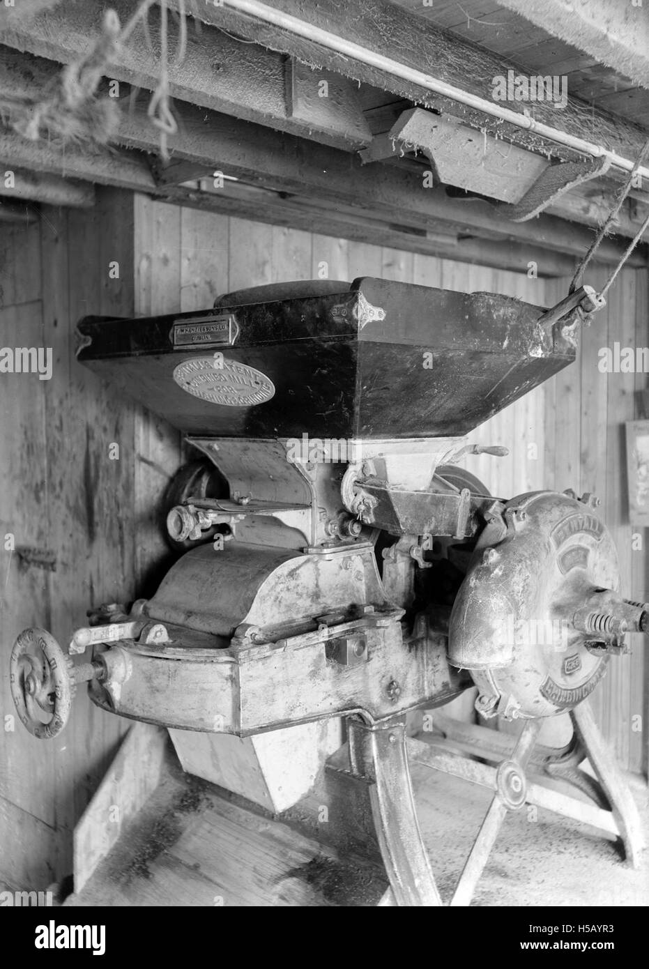 La "macchina misteriosa" potrebbe riferirsi a un veicolo o a un oggetto specifico, ma è necessario un contesto più ampio per descriverne accuratamente il significato. Il termine è spesso associato alla cultura pop, come un famoso furgone della serie Scooby-Doo. Foto Stock