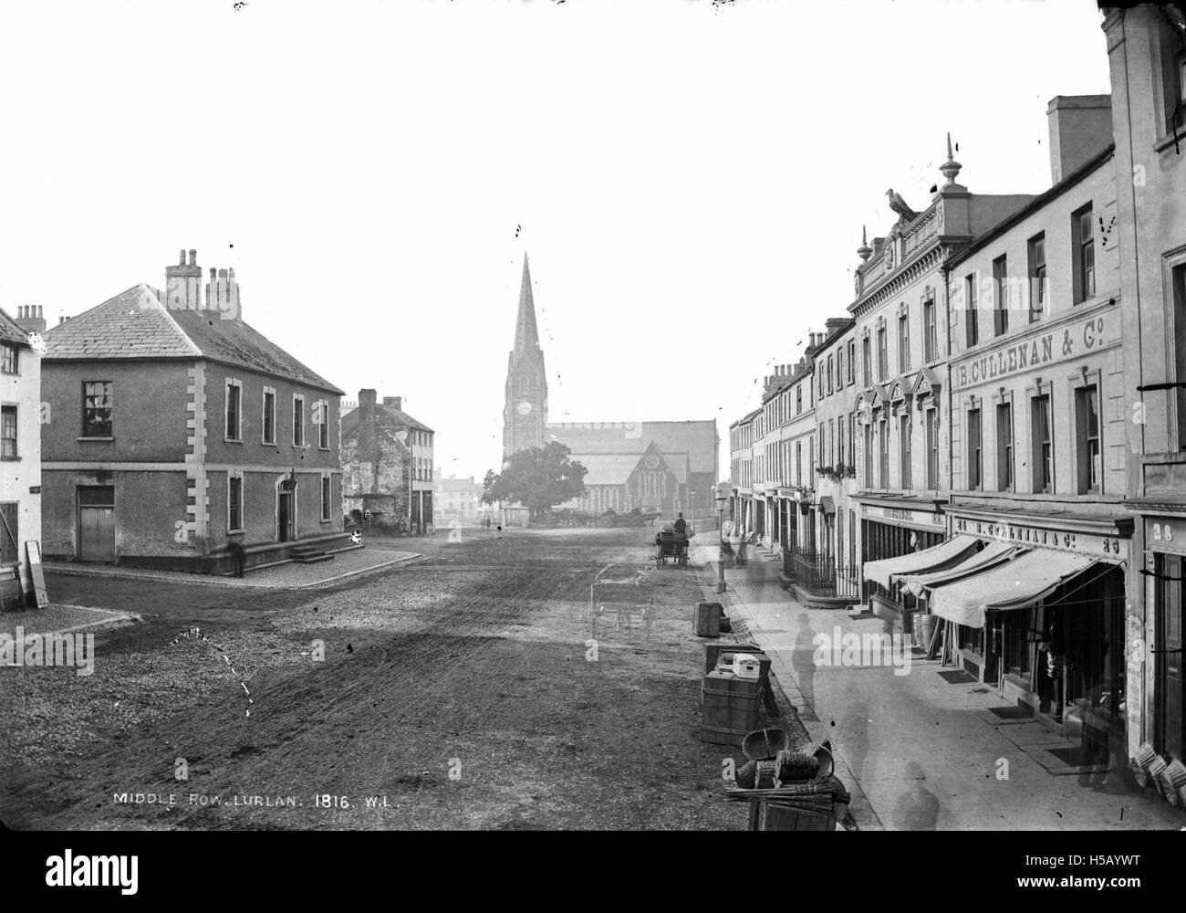 Questa immagine raffigura Middle Row a Lurgan, Contea di Armagh, durante la fine del XIX secolo, che mostra lo stile architettonico e la vita di strada del periodo in questa città dell'Irlanda del Nord. Foto Stock