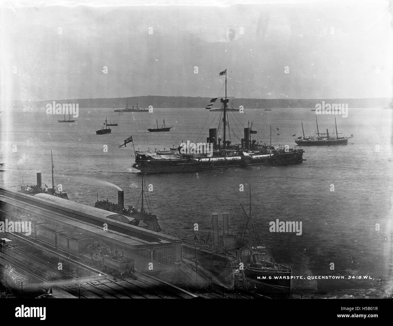H.M.S. Warspite è attraccata a Queenstown (ora Cobh), in Irlanda. La nave faceva parte della Royal Navy e partecipò a diverse importanti operazioni navali durante la seconda guerra mondiale, inclusa la battaglia dell'Atlantico. Foto Stock