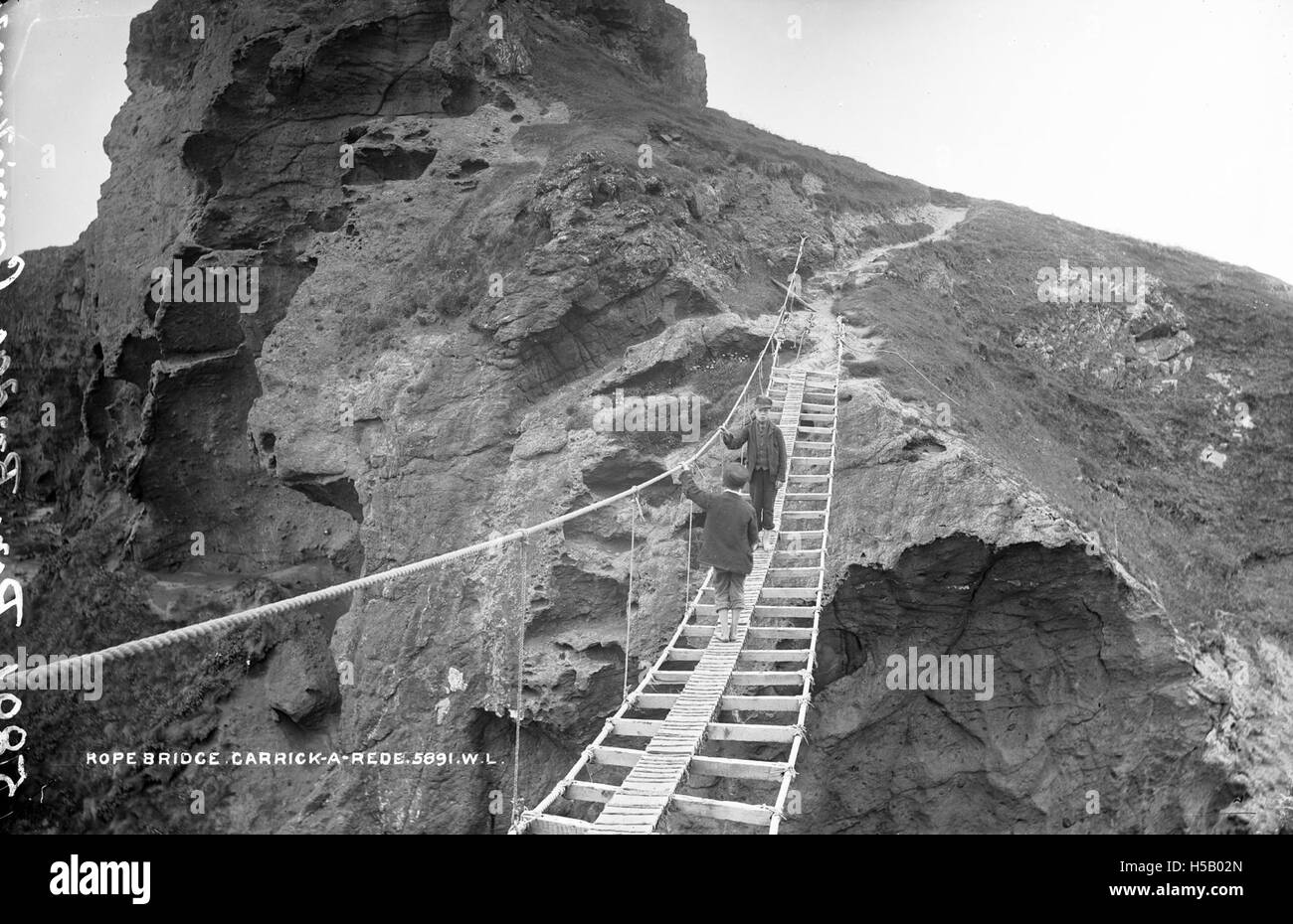 Il ponte di corda Carrick-A-Rede, situato nella contea di Antrim, Irlanda del Nord, è una famosa attrazione turistica. Il ponte collega la terraferma a una piccola isola ed è noto per le sue viste spettacolari e il suo ruolo nella storia della pesca del salmone. Foto Stock