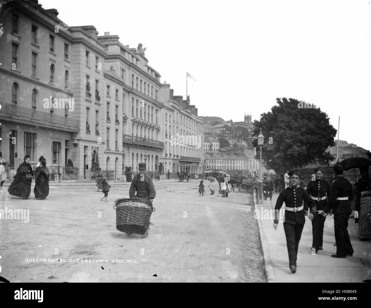 Queenstown, ora conosciuta come Cobh, è una città della contea di Cork, Irlanda. Storicamente, era un porto chiave per l'emigrazione, in particolare verso gli Stati Uniti. La città è famosa per la sua associazione con il Titanic, in quanto era l'ultimo porto di scalo prima del fatidico viaggio della nave. Oggi, Cobh rimane una popolare destinazione turistica, conosciuta per la sua storia marittima e le viste panoramiche del porto. Foto Stock