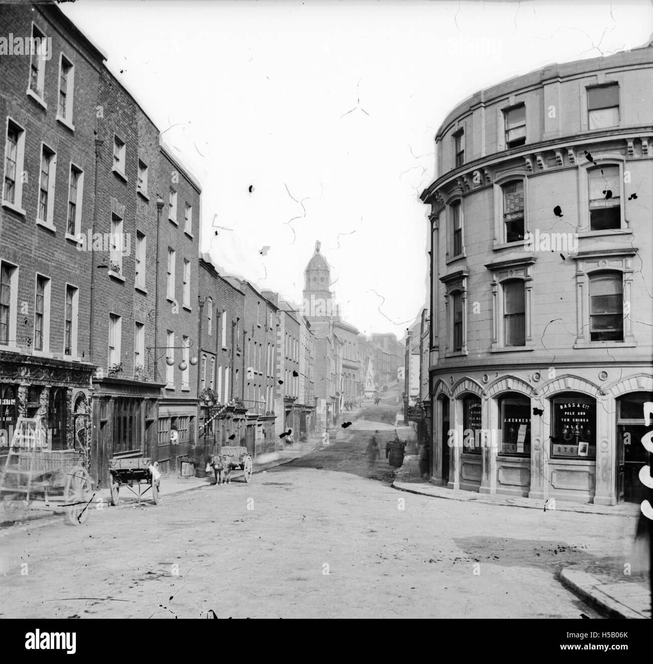 Fotografia di Shop Street a Drogheda, Irlanda, raffigurante la vita quotidiana e l'attività commerciale all'inizio del XX secolo. Foto Stock
