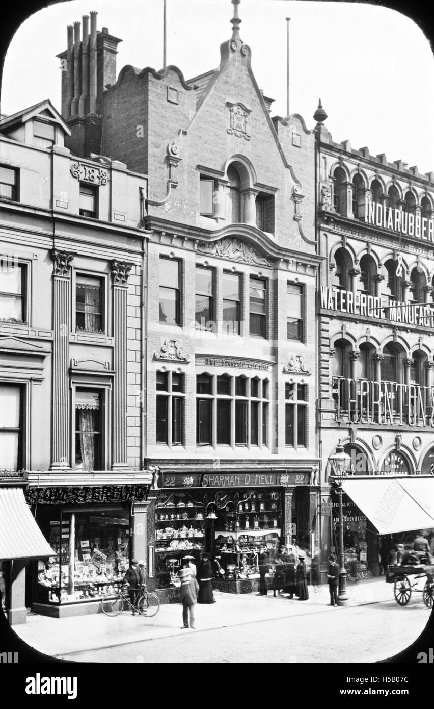 Sharman & Neill, gioielliere e commerciante di diamanti a Belfast, specializzata in ornamenti d'oro e modelli antichi. Il loro negozio, situato sopra Standard Life, offriva gioielli e artigianato raffinati durante il suo tempo. Foto Stock