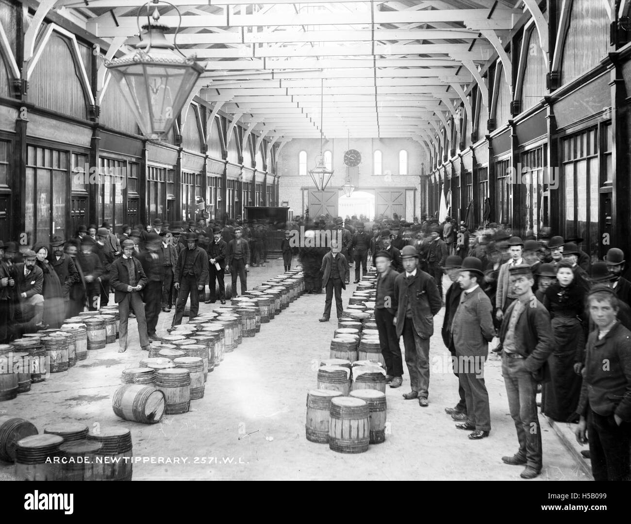 Questa immagine mostra l'Arcade di New Tipperary, una città in Irlanda nota per il suo legame storico con i movimenti operai e la cultura irlandese dell'inizio del XX secolo. Foto Stock