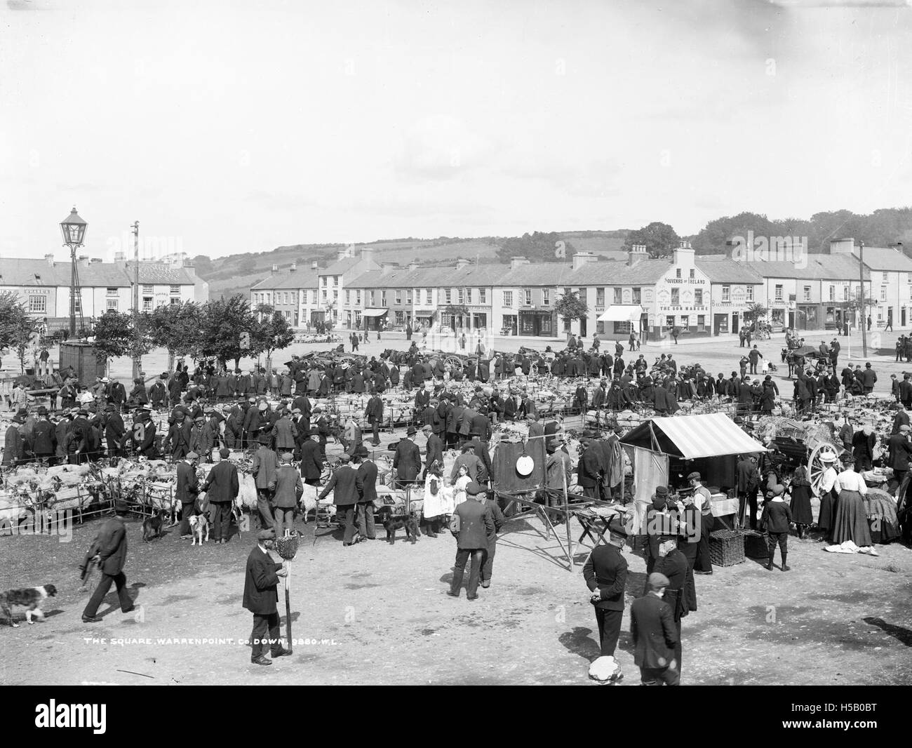 Una fotografia storica della Piazza a Warrenpoint, che cattura la piazza della città e l'ambiente circostante all'inizio del XX secolo. Foto Stock