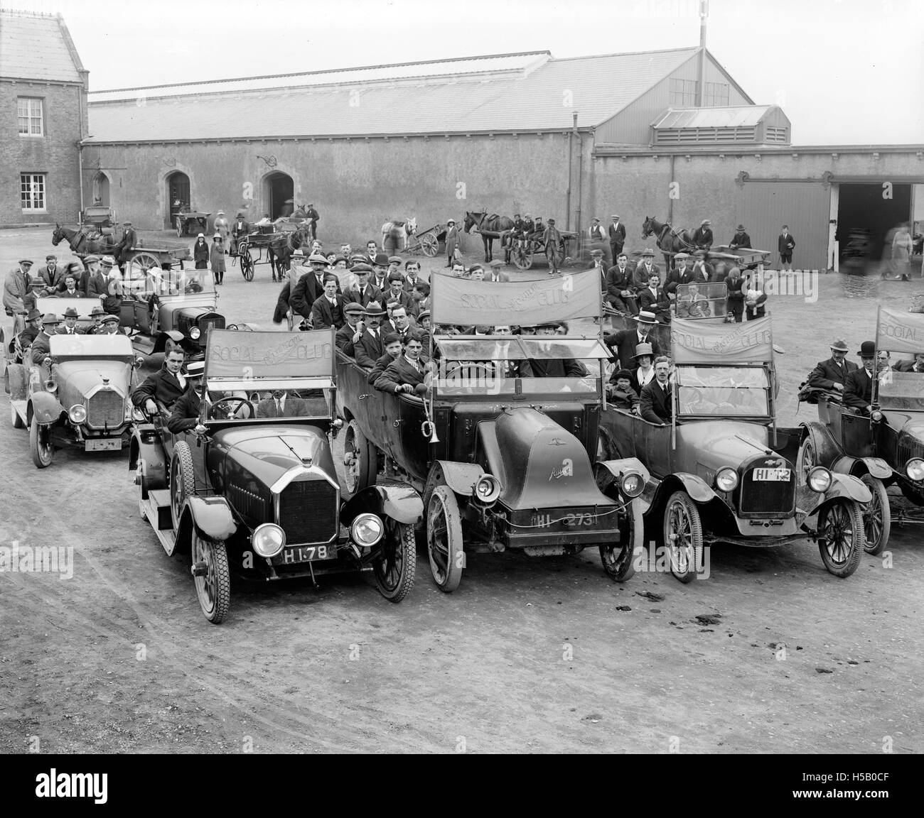 Wacky Races si riferisce a una popolare serie televisiva animata trasmessa per la prima volta nel 1968, con vari personaggi zany che competono in corse umoristiche e stravaganti attraverso paesaggi diversi. Foto Stock