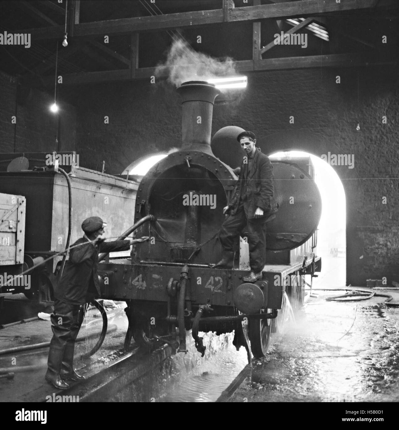 La locomotiva loco 4215 è sottoposta a manutenzione con lavaggio e spazzolatura, tipica per preservare l'aspetto e la funzionalità dei motori a vapore. Foto Stock