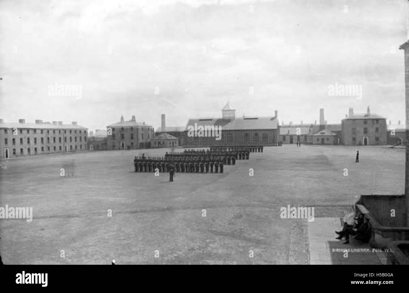 Le caserme militari di Limerick, in Irlanda, erano strutture significative utilizzate per scopi militari. Questa fotografia cattura il ruolo della caserma nella storia della città, in particolare durante il XIX e l'inizio del XX secolo. Foto Stock