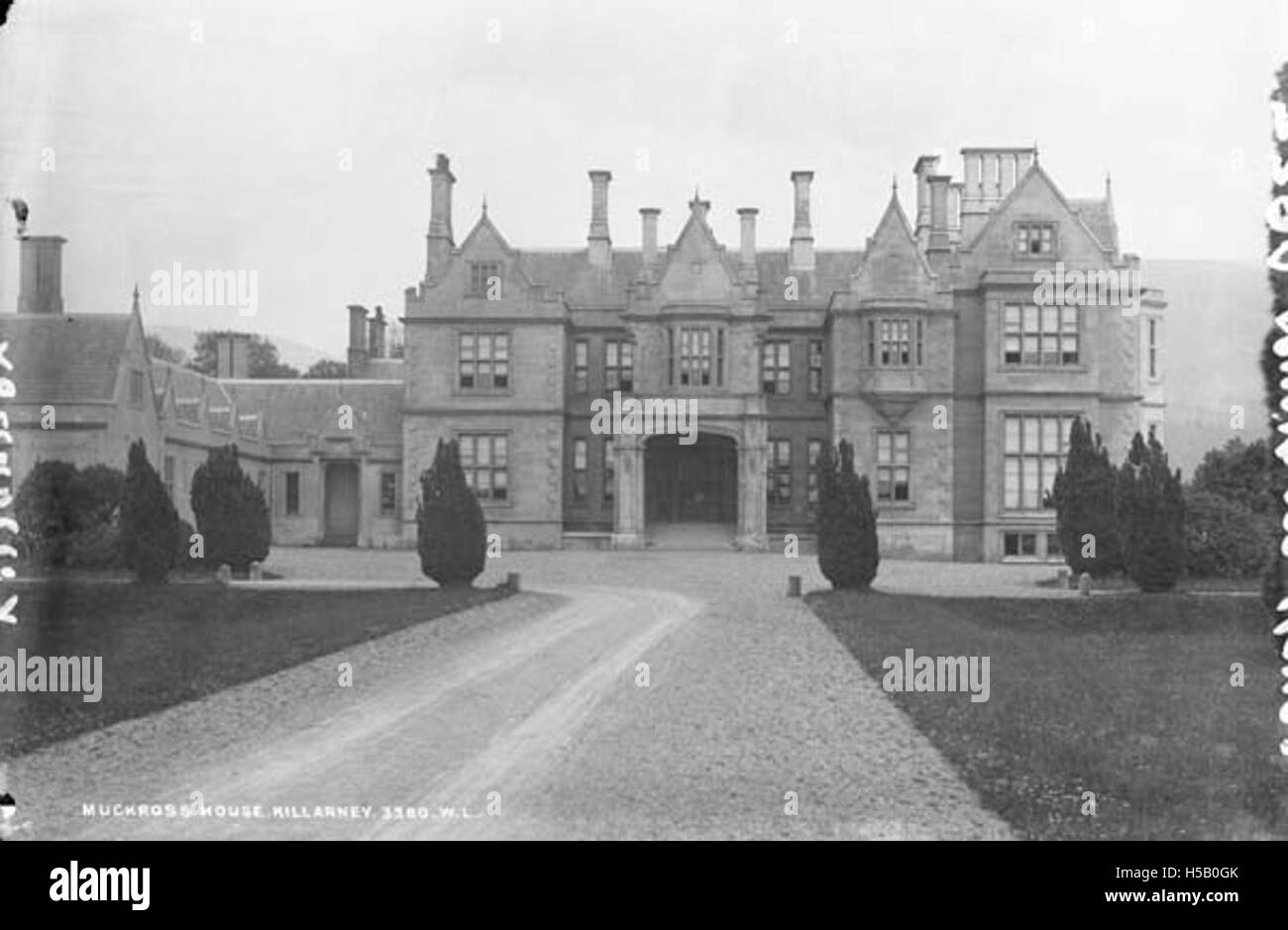 Il Muckross House, situato a Killarney, nella contea di Kerry, è un palazzo del XIX secolo circondato da giardini panoramici e laghi. E' un ottimo esempio di architettura vittoriana e un importante sito storico in Irlanda. Foto Stock