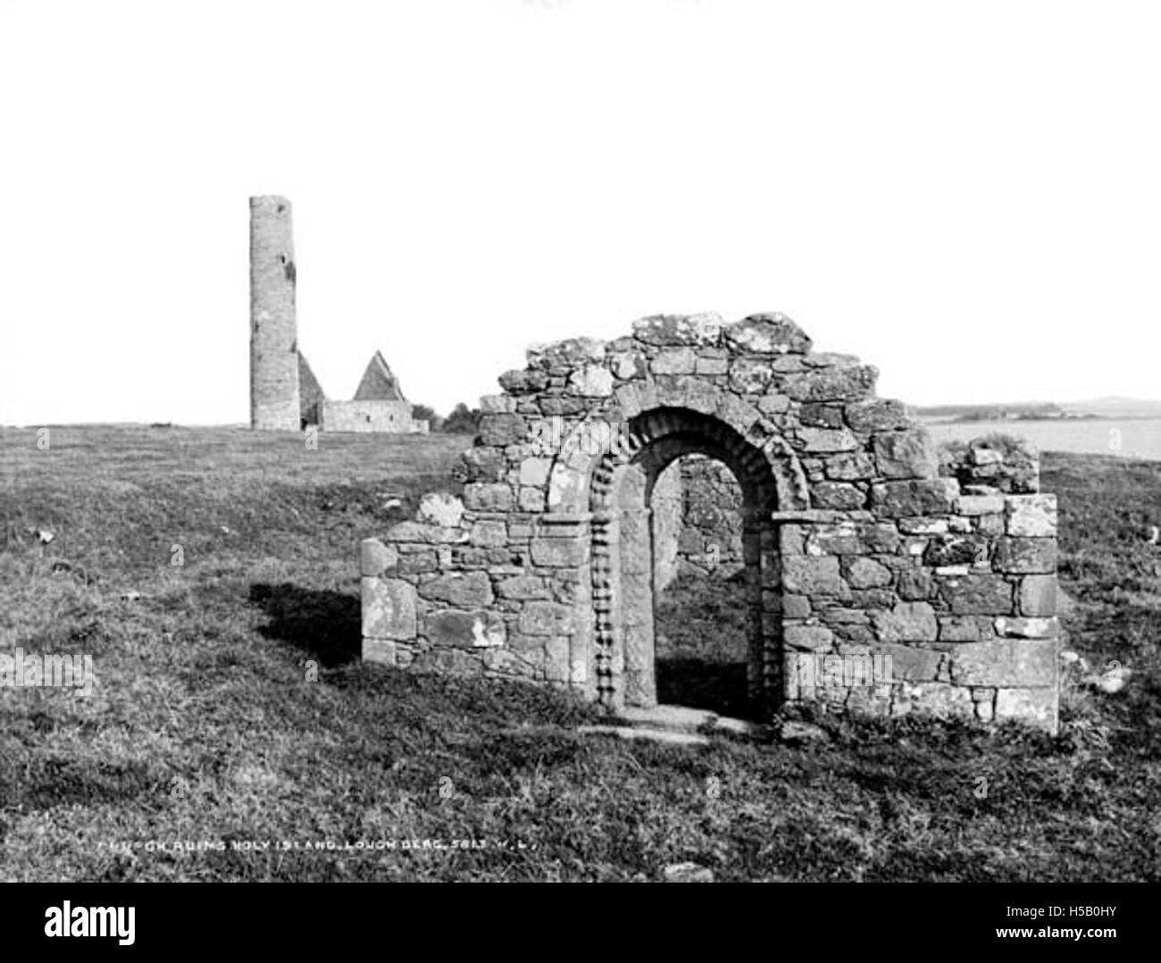 A Isola Santa Chiesa ruderi, Lough Derg, Co. Chiara Foto Stock