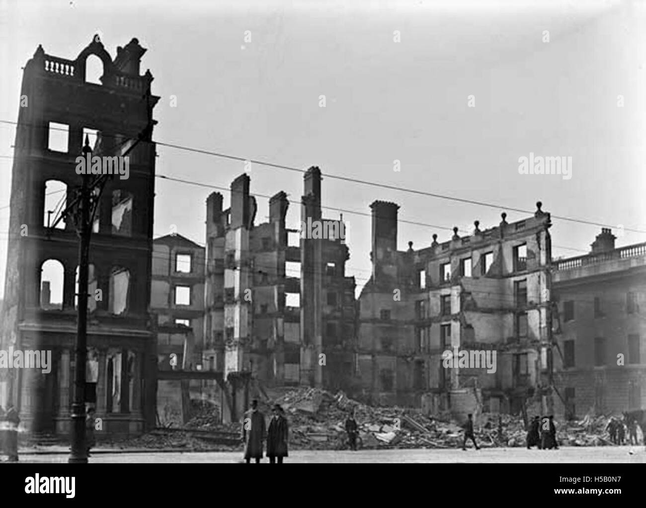 Lo scheletro del Metropole Hotel, probabilmente un edificio in rovina o demolito, serve come residuo storico di una struttura un tempo significativa. Questa fotografia cattura i resti scheletrici, mostrando le caratteristiche architettoniche ancora intatte prima della completa disintegrazione. Foto Stock