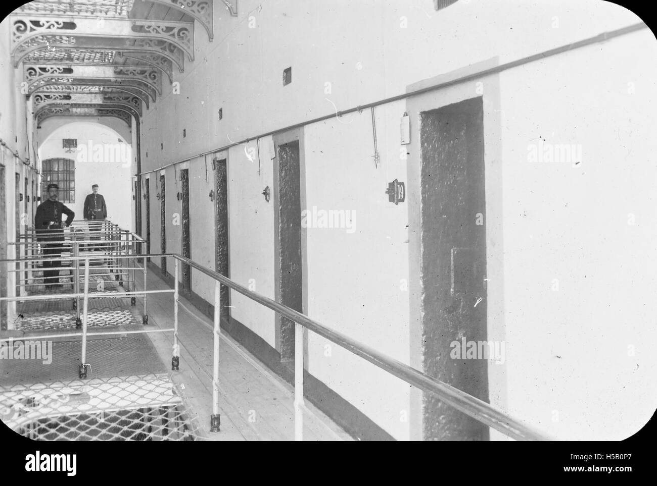 Il "corridoio dell'informatore" nella prigione di Kilmainham a Dublino, in Irlanda, è storicamente significativo. Era dove i prigionieri, spesso informatori, venivano tenuti separatamente durante la guerra d'indipendenza irlandese. Foto Stock
