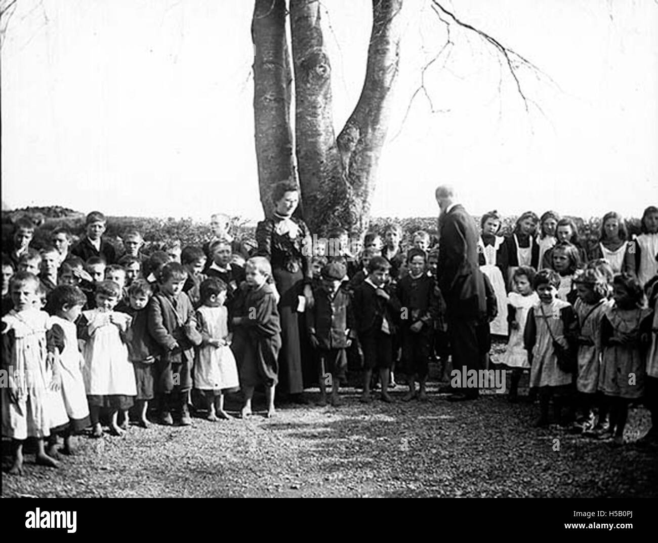 Miss Crowe e Mr Gildea posano con i loro studenti alla Kilglass National School di Ahascragh, Co. Galway. L'immagine cattura l'ambiente scolastico e l'ambiente educativo nell'Irlanda dei primi anni del XX secolo. Foto Stock