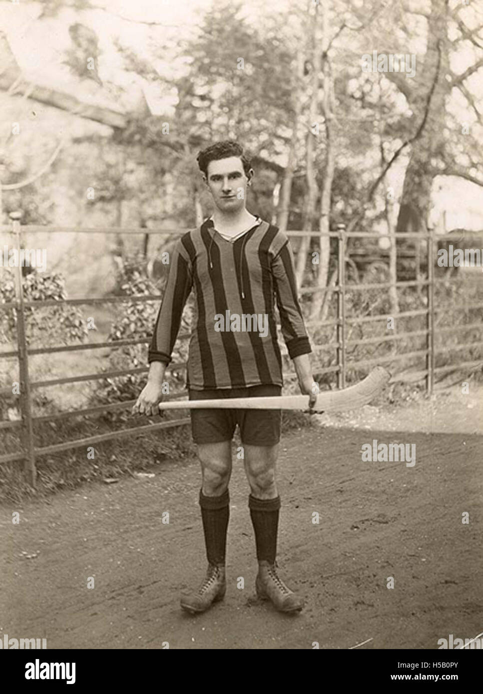 Un ritratto di un hurler di Kilkenny, che mostra le abilità dell'atleta nello sport dell'hurling, uno sport tradizionale irlandese. L'immagine evidenzia l'atletismo e l'importanza dell'hurling nella cultura e nello sport irlandesi. Foto Stock