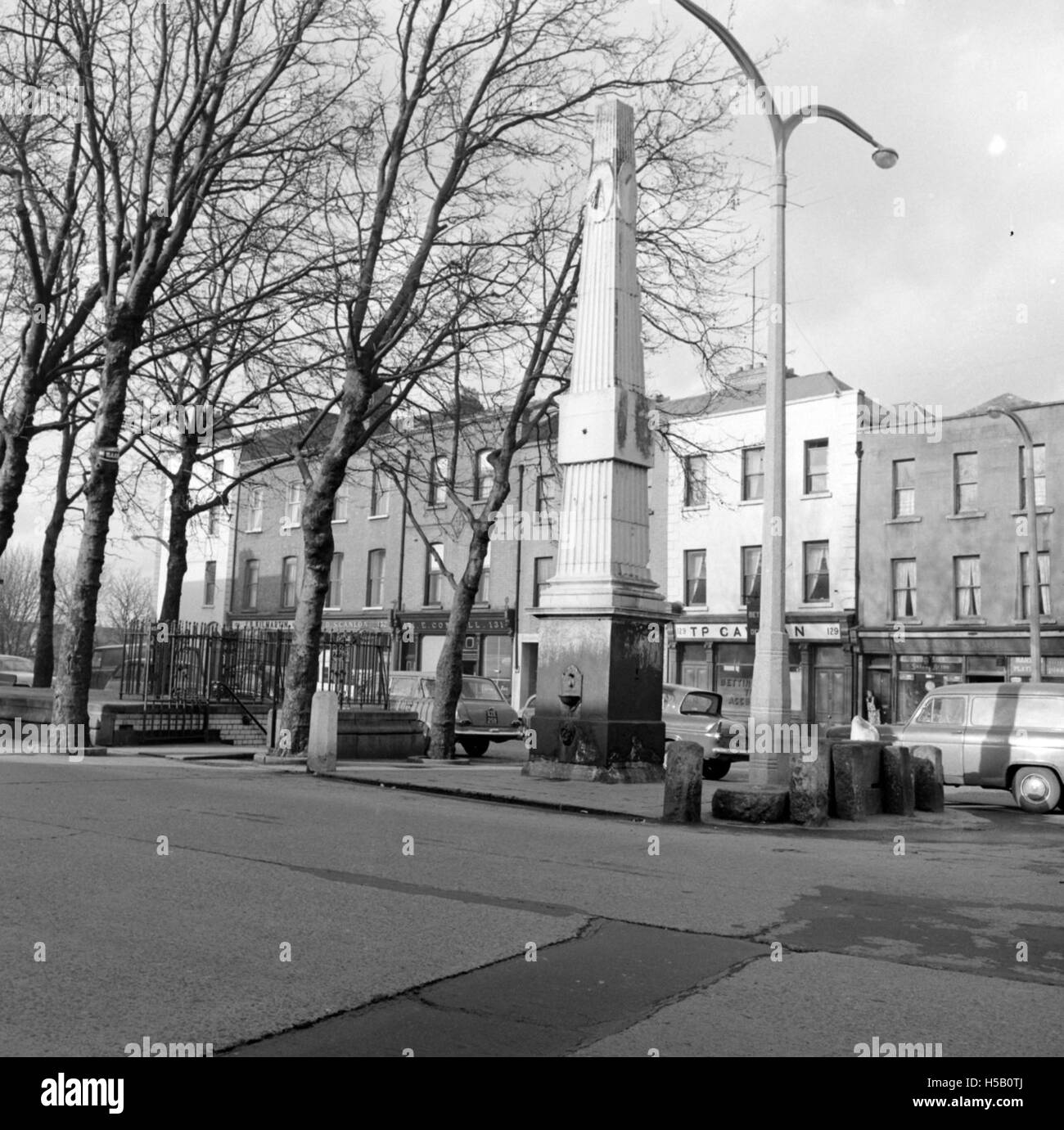 Un monumento storico situato in James's Street a Dublino, Irlanda. Questo monumento ricorda il patrimonio culturale e architettonico della città, spesso legato alla storia locale e alla commemorazione pubblica. Foto Stock
