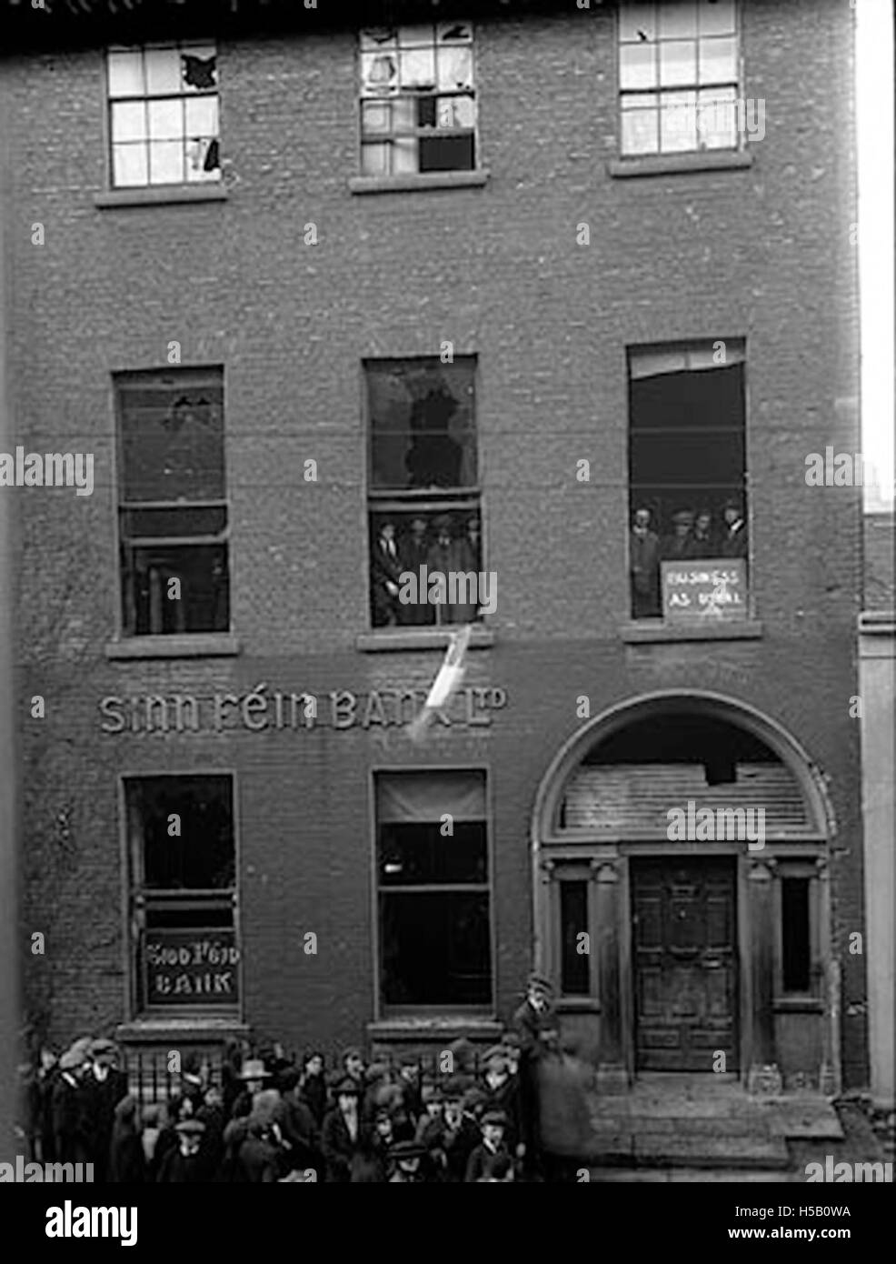 "Business as usual" si riferisce al concetto di mantenimento delle operazioni regolari o delle attività di routine nonostante circostanze esterne. Questa frase è stata usata in vari contesti, in particolare in economia e commercio, per indicare la continuità. Foto Stock