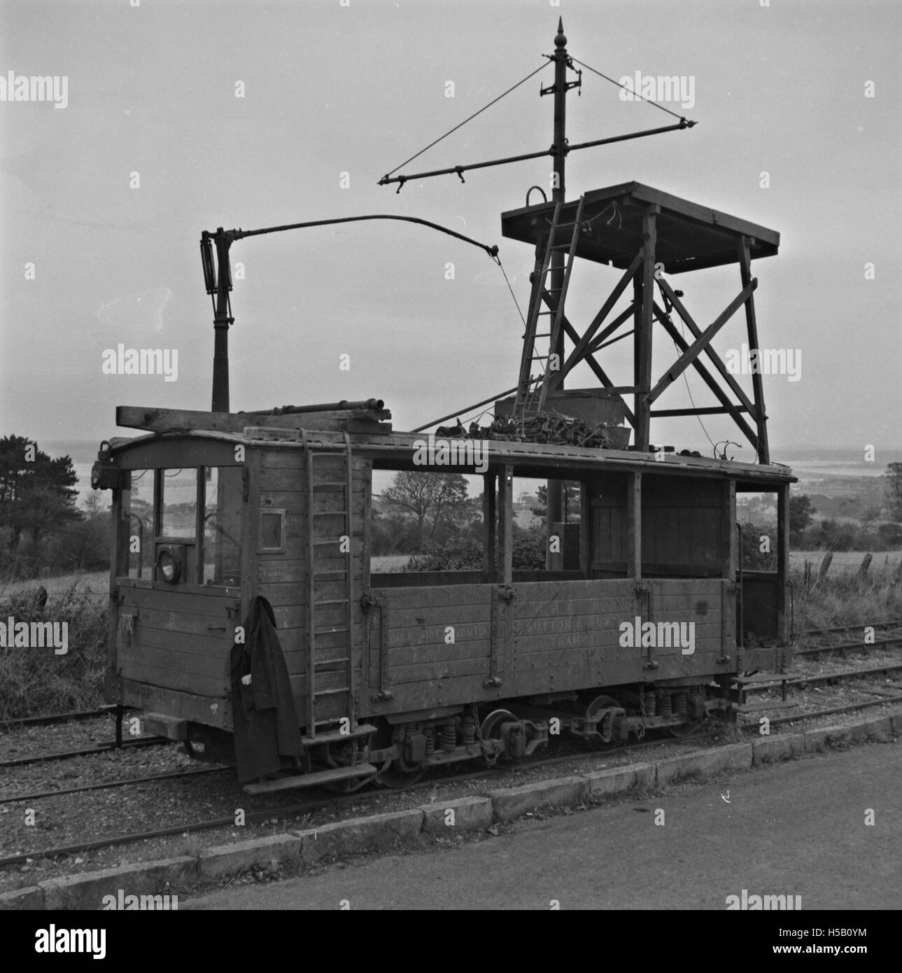 Questa fotografia mostra la demolizione di un tram a Howth, nella contea di Dublino. La rimozione del tram faceva parte degli sforzi di sviluppo urbano e di modernizzazione durante la metà del XX secolo. Foto Stock