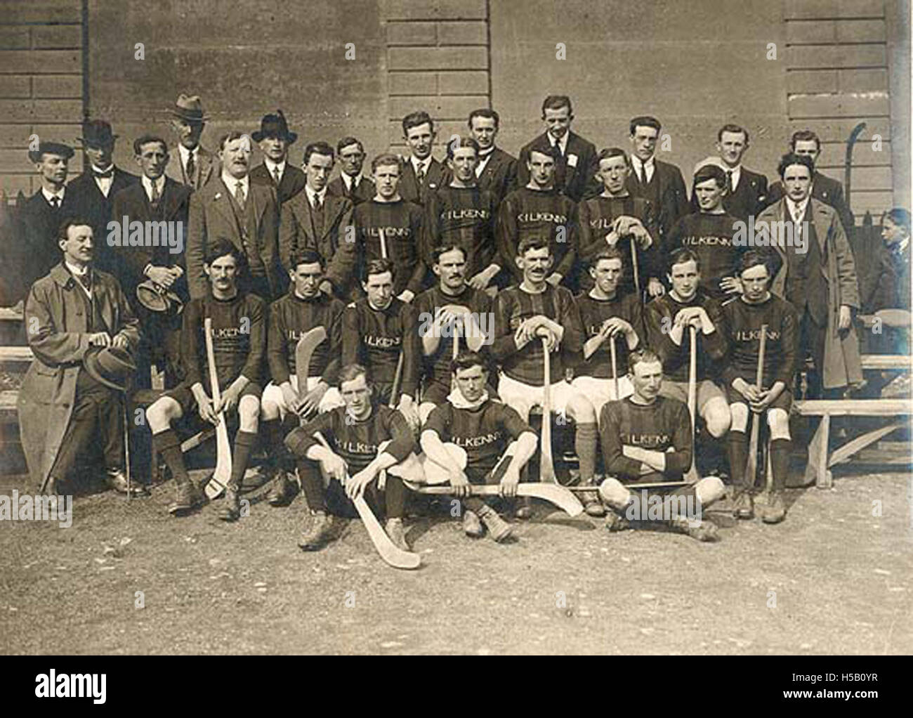 Una foto del Kilkenny Hurling Team, che mostra i giocatori con le loro uniformi. L'immagine cattura lo spirito di squadra e la capacità atletica dei giocatori, probabilmente di una partita competitiva. Foto Stock
