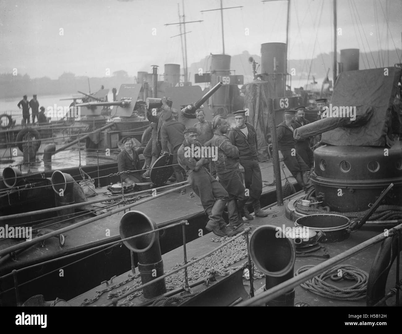 Questa frase si riferisce probabilmente a un'azione navale, forse raffigurante il lancio di siluri durante una battaglia o un'operazione militare. Potrebbe essere collegato alla seconda guerra mondiale o ad altri conflitti navali. Foto Stock