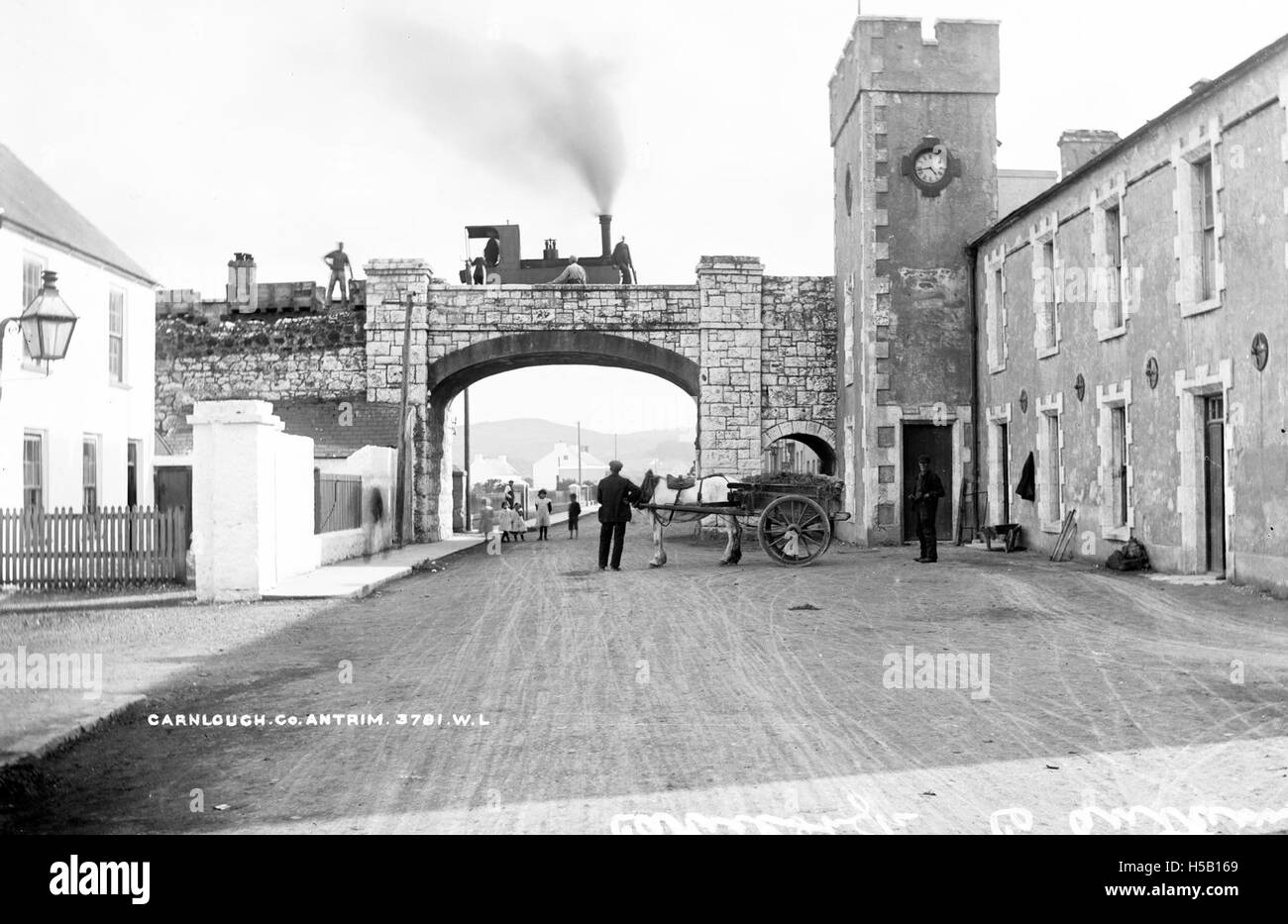 Un riferimento a una leggenda locale del pilota di motori senza testa a Old Carnlough. Il racconto è associato a storie di fantasmi e a un folklore inquietante legato alla storia ferroviaria della zona e a fenomeni inspiegabili. Foto Stock