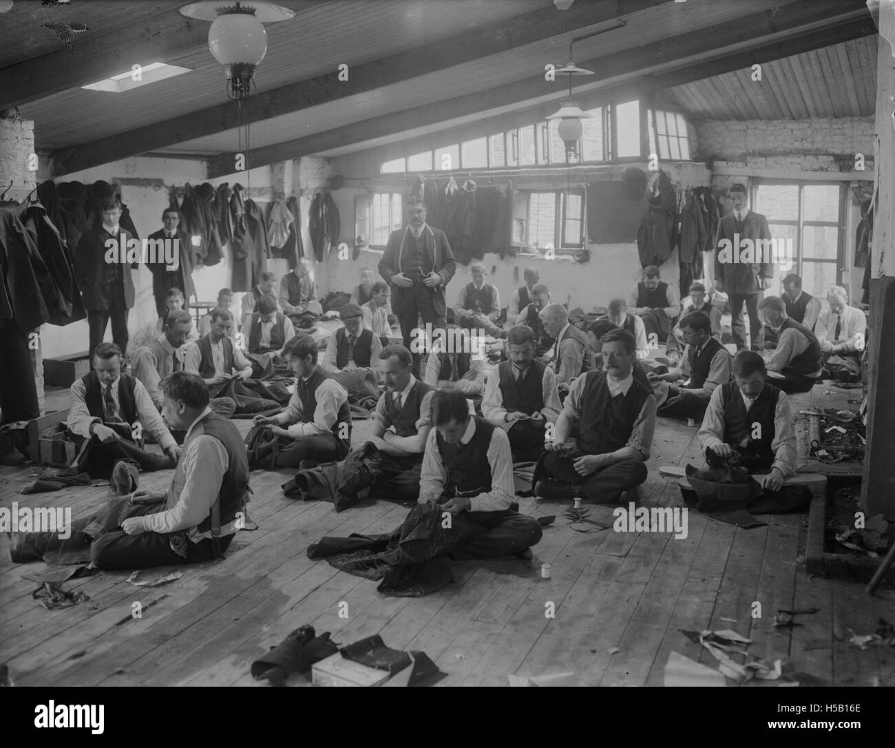 Il titolo si riferisce a uno studio o a una sequenza fotografica di una o più persone che si alzano e si siedono. Questo potrebbe illustrare movimenti o azioni, possibilmente a fini educativi o di ricerca negli studi comportamentali. Foto Stock