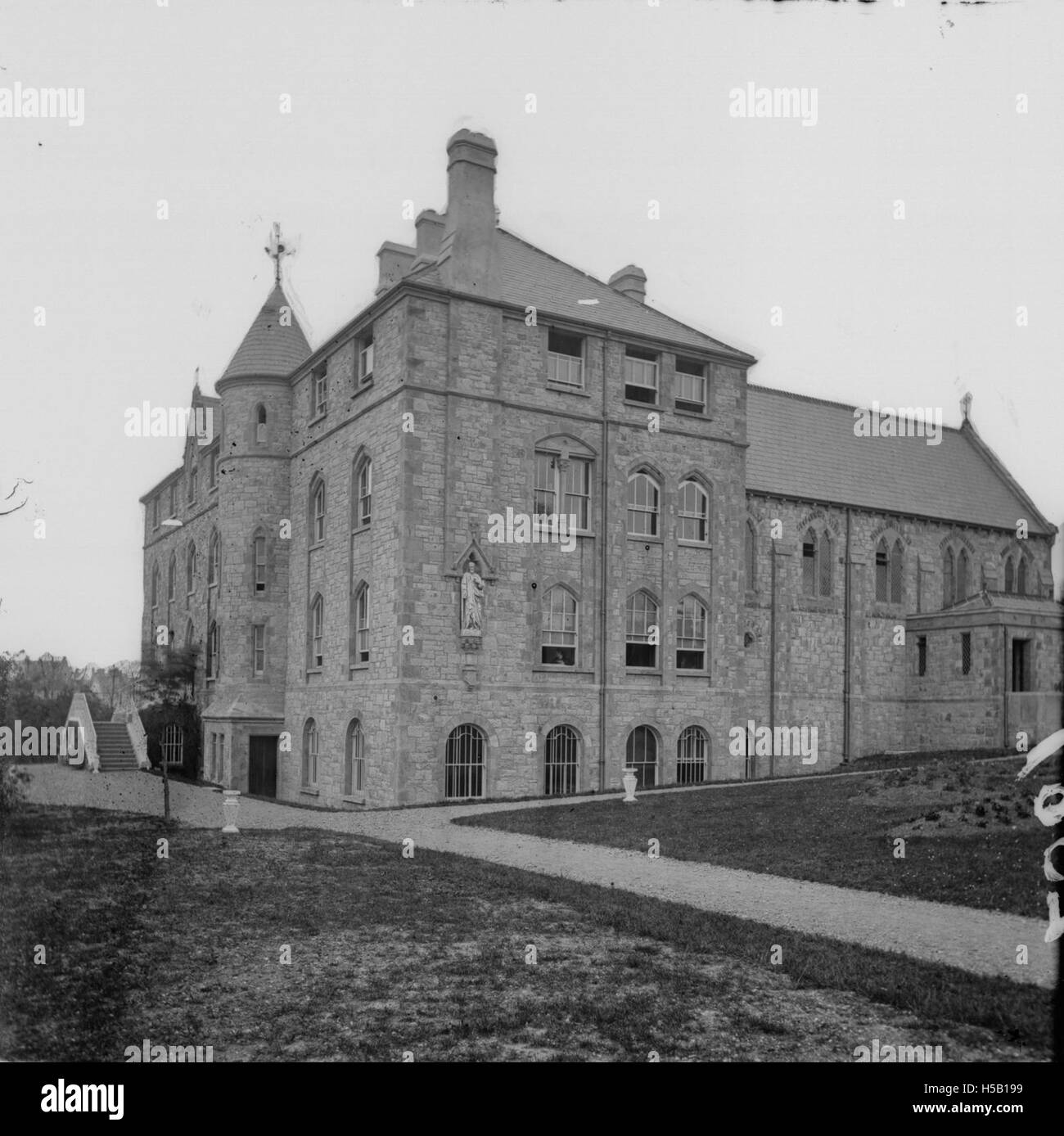 Questo si riferisce a un evento o gruppo significativo al Convento di Loreto a Omagh, probabilmente catturando un momento educativo o religioso nel contesto della storia del convento in Irlanda del Nord. Foto Stock