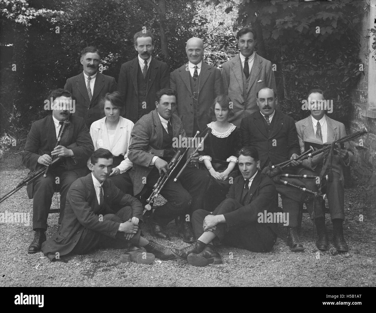 Il titolo sembra essere in irlandese, che si traduce in "6 sigari, e lavoro”. Ciò potrebbe fare riferimento a un particolare evento o a un aspetto culturale, ma è necessario un contesto più ampio per comprenderne appieno il significato. Foto Stock