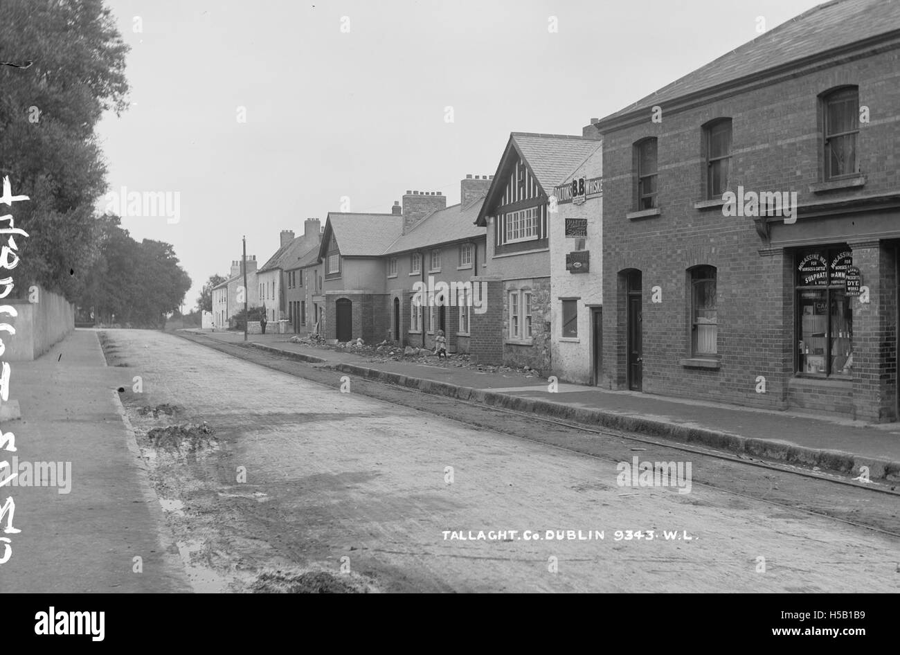 Questa immagine mostra una vista generale di Tallaght, un'area suburbana nella contea di Dublino, Irlanda. Evidenzia la disposizione e il carattere dell'area durante un periodo specifico. Foto Stock