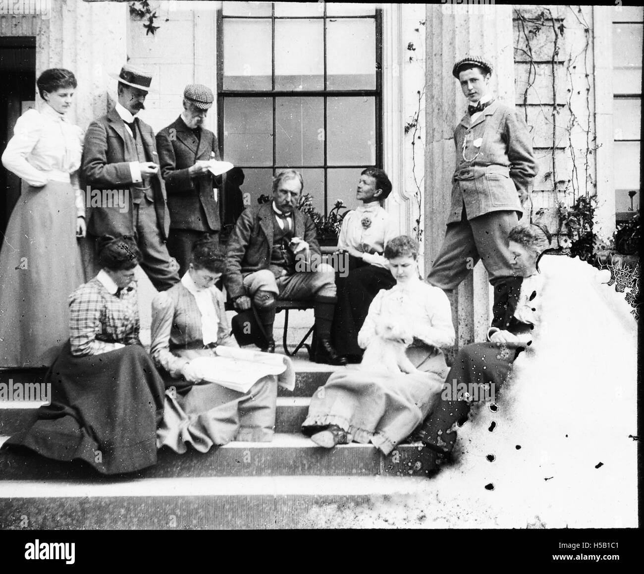 Quattro individui aspettano in attesa dell'eclissi solare, un evento astronomico in cui la luna oscura temporaneamente il sole. Questo fenomeno naturale affascina gli osservatori ed è spesso oggetto di interesse scientifico e di pubblico interesse. Foto Stock