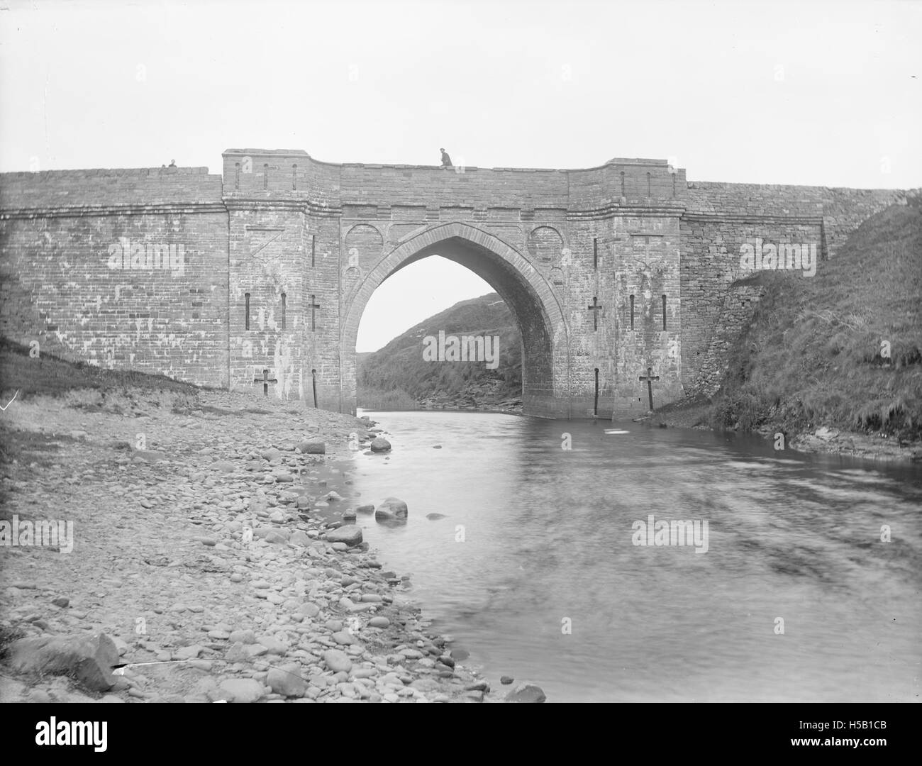 Fotografia del Bell Bridge (Bealaclugga Bridge) nella contea di Clare, Irlanda, che mette in evidenza il suo design architettonico e il suo significato storico. Foto Stock