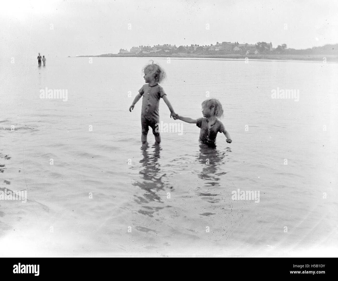 Questa fotografia mostra George e Mary Mahon a Salthill, Contea di Galway, Irlanda. Salthill è una località balneare conosciuta per la sua bellezza panoramica e la sua passeggiata, popolare tra la gente del posto e i turisti. Foto Stock
