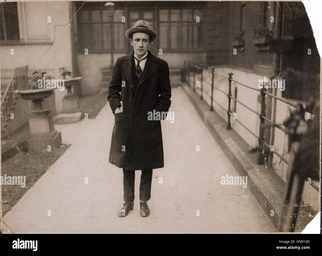 Questo ritratto a figura intera di Kevin o'Higgins, il ministro degli interni, offre una visione formale di lui durante il suo mandato. L'immagine cattura il suo ruolo e il suo status di figura politica di spicco. Foto Stock