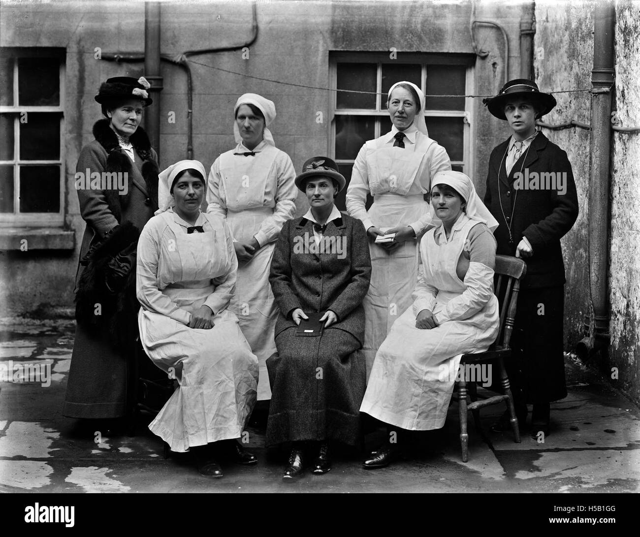 Una fotografia del gruppo del comitato che supervisiona i rifornimenti per un ospedale di guerra. Questo gruppo ha probabilmente svolto un ruolo chiave nell'organizzazione del supporto medico e logistico durante la guerra, contribuendo alla salute e al benessere dei soldati e dei civili. Foto Stock