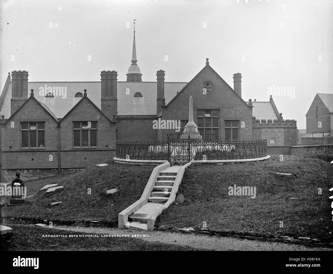 Una fotografia dell'Apprentice Boys Memorial, noto anche come "The Heroes Mound", situato a Derry City, nella contea di Derry. Questo monumento onora la memoria degli uomini che difesero la città durante l'assedio di Derry nel 1689. Foto Stock