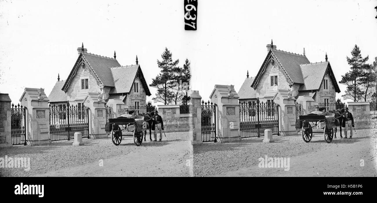 Una fotografia storica raffigurante una "macchina esterna" posizionata fuori dalle porte di una proprietà. L'auto esterna era un tipo di carrozza aperta popolare nel XIX e all'inizio del XX secolo. Foto Stock