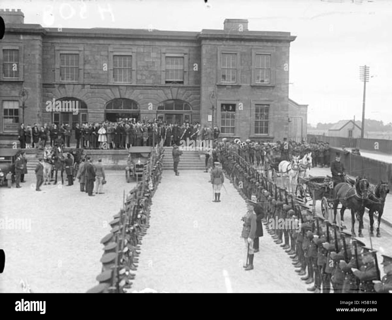 Questa fotografia raffigura le celebrazioni a Limerick, in Irlanda, dopo il successo del volo di Brema del 1928. L'evento ha segnato un significativo successo nella storia dell'aviazione, celebrato dal pubblico irlandese. Foto Stock