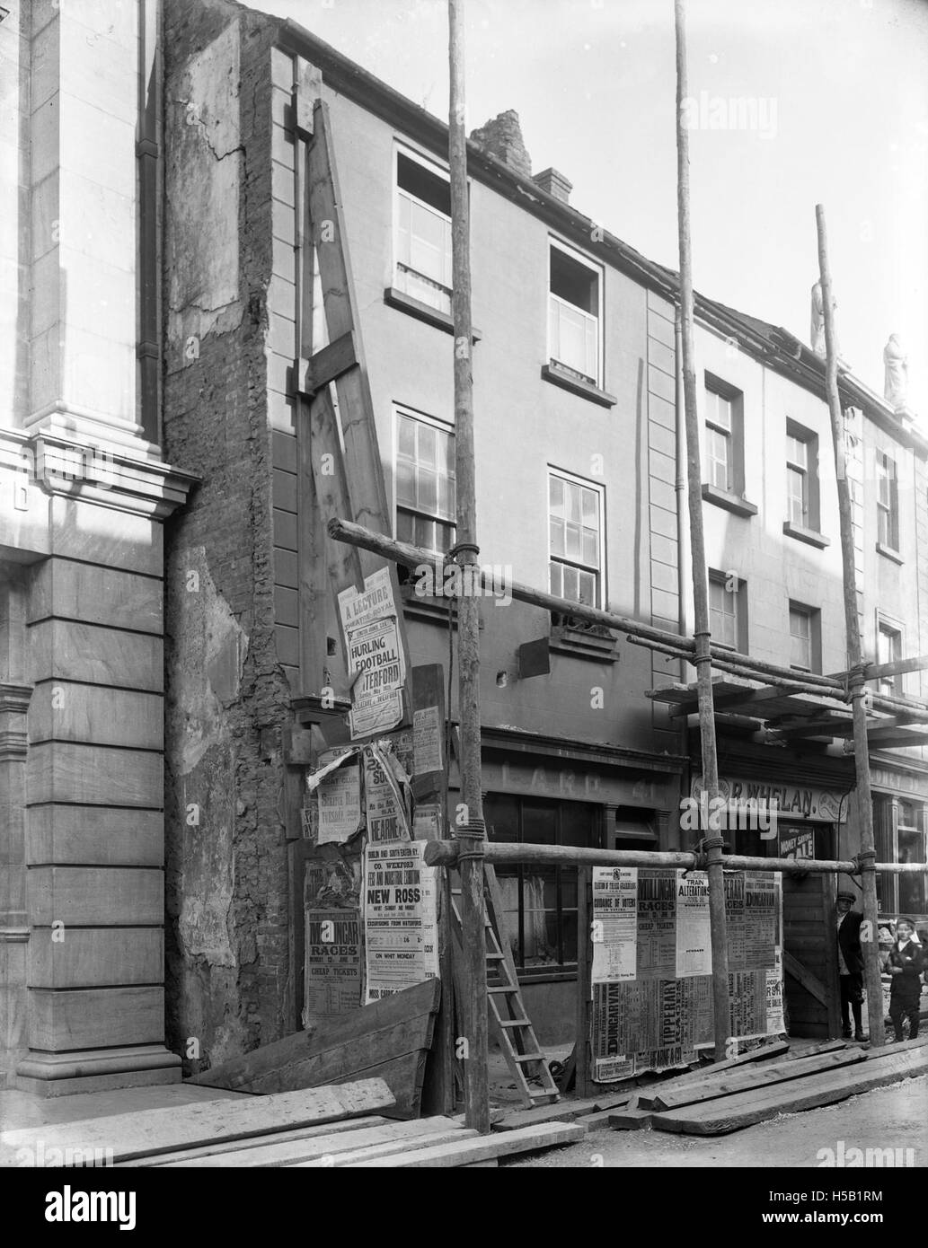 Si riferisce a sei poster relativi a Klaxon, che potrebbero essere una campagna pubblicitaria, un prodotto o una promozione di eventi. Klaxon è spesso associato agli avvisatori acustici delle auto, ma ulteriori dettagli sarebbero necessari per il contesto. Foto Stock