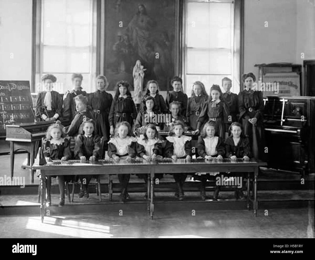 L'immagine mostra una lezione di musica che si svolge presso il Convento delle urine. Gli studenti sono impegnati nell'educazione musicale, mostrando la loro partecipazione ai programmi accademici dell'istituto religioso. Foto Stock L'immagine mostra una lezione di musica che si svolge presso il Convento delle urine. Gli studenti sono impegnati nell'educazione musicale, mostrando la loro partecipazione ai programmi accademici dell'istituto religioso. Foto Stock