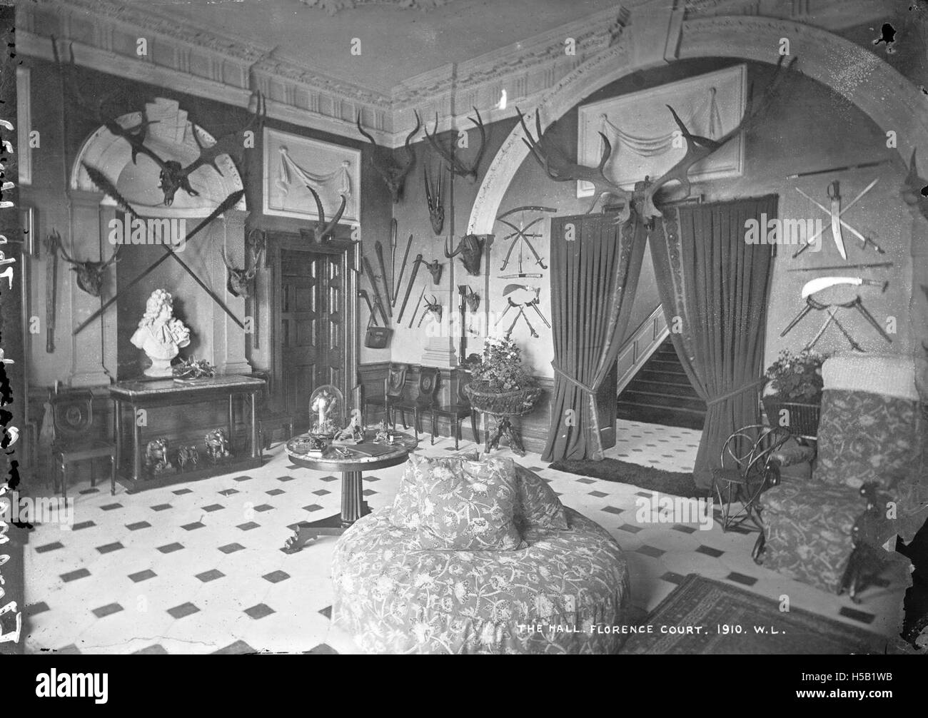 Il chakram e il chintz sono due elementi culturali distinti. Chakram, un'arma indiana tradizionale, e chintz, un tessuto spesso usato nei tessuti. Entrambi gli oggetti hanno un significato culturale, uno nella guerra e l'altro nell'artigianato e nel design. Foto Stock