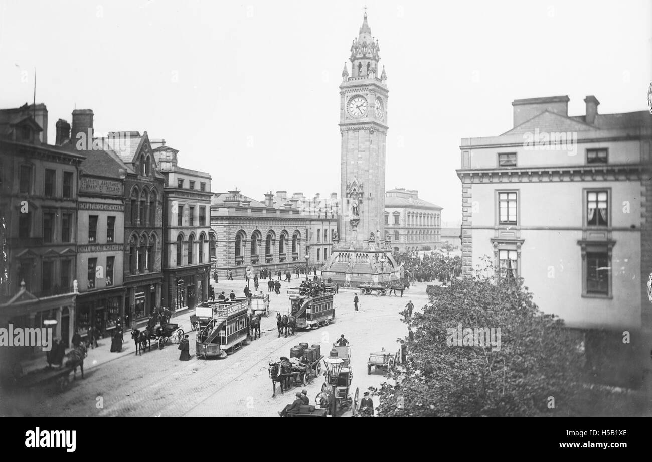 L'Albert Memorial di Belfast è raffigurato alle 14:25, mostrando il monumento iconico insieme ai tram trainati da cavalli della città, che riflettono il trasporto del XIX secolo. Foto Stock