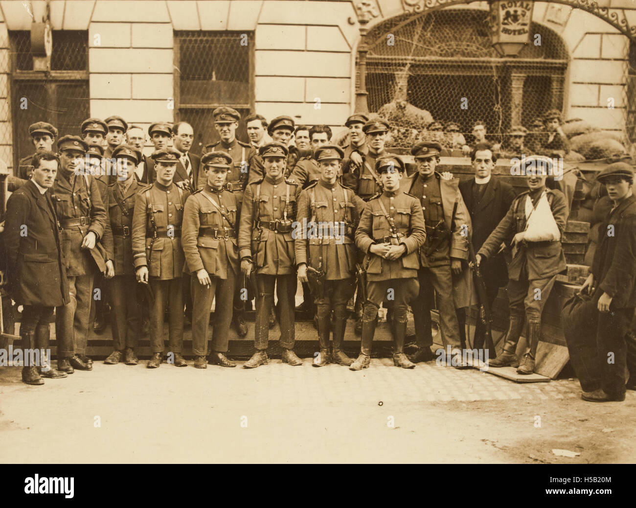 Le truppe dell'Esercito Nazionale sono mostrate fuori dall'Hotel Cruise a Limerick. Questa immagine storica è probabilmente legata agli eventi dell'inizio del XX secolo durante un periodo di presenza militare nelle città irlandesi. Foto Stock