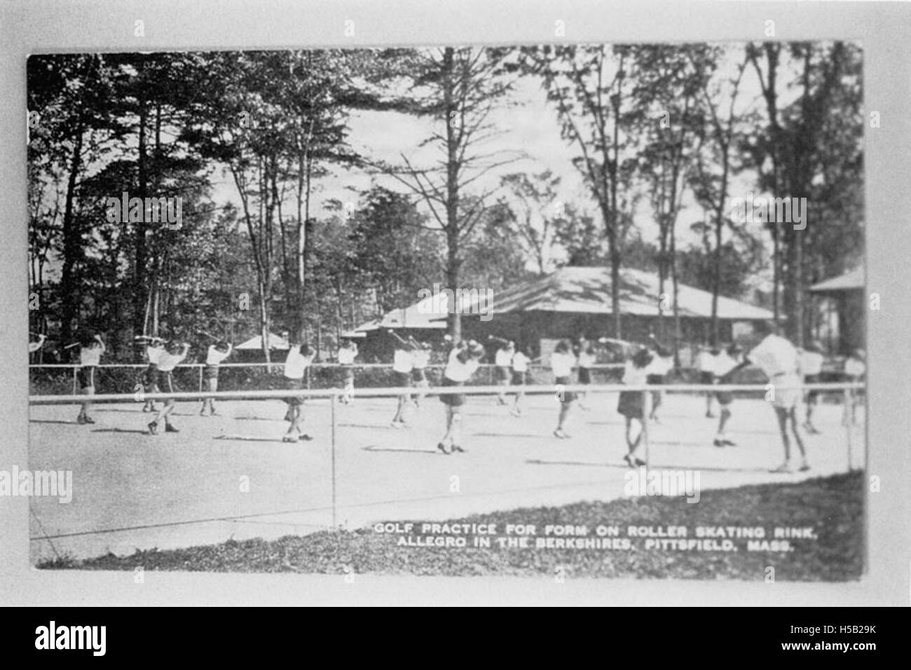 Ragazze a Pittsfield, Massachusetts, che indossano camicette bianche e gonne scure, giocano a golf in un campo. L'immagine cattura un'attività ricreativa con club di golf e club d'oro, sottolineando lo sport e la partecipazione dei giovani. Foto Stock