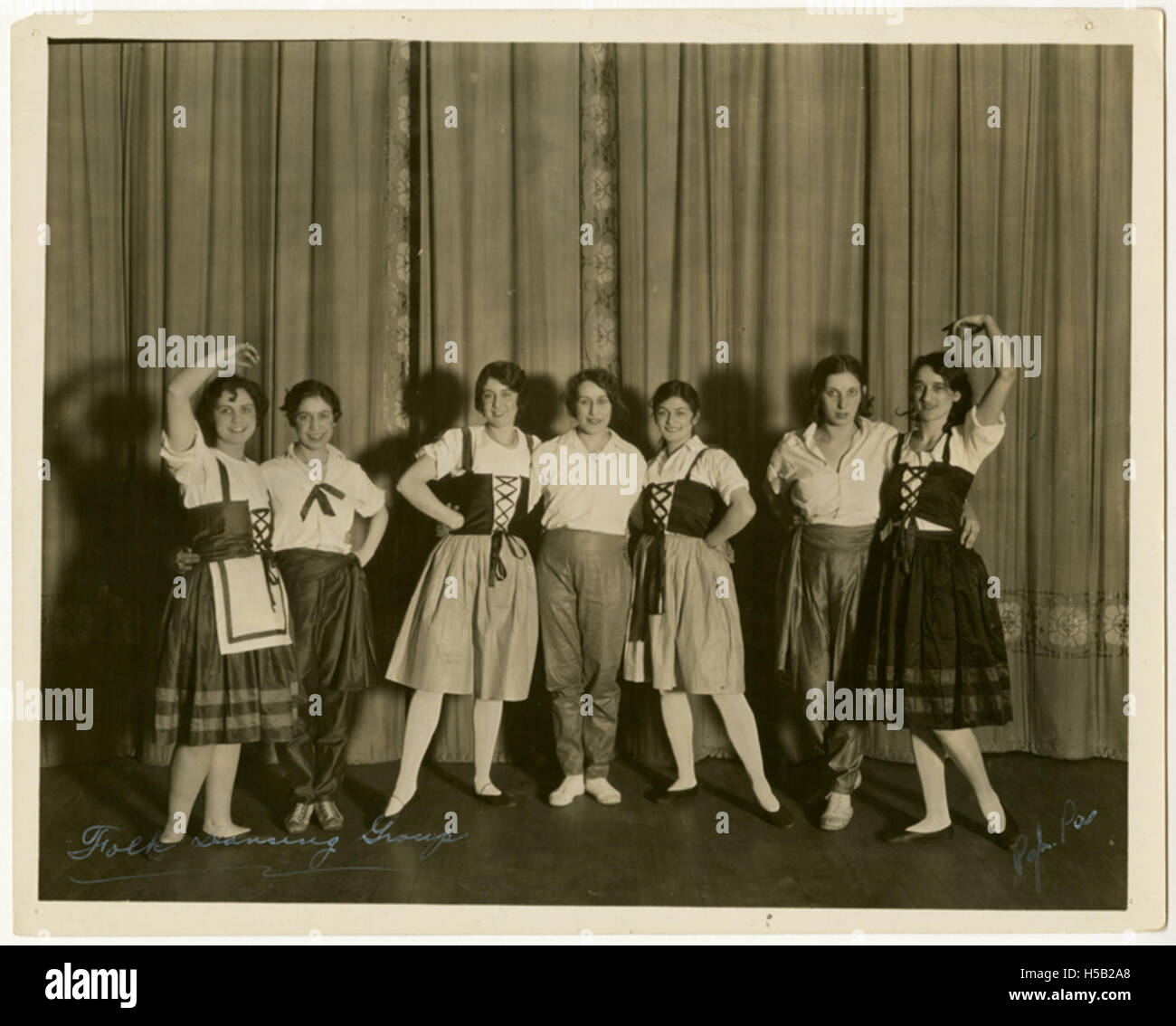 Y.M. & Y.W.H.A., giovani donne in costume, circa 1930 Foto Stock