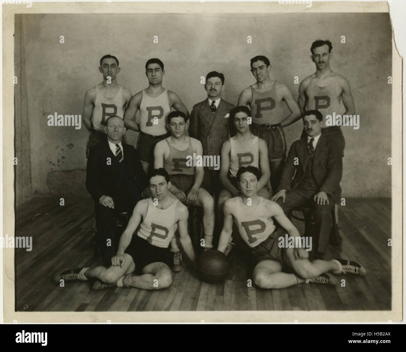 Questa immagine commemora i secondi classificati del torneo nazionale di basket Y.M.H.A. nell'aprile 1927. L'evento faceva parte della scena sportiva competitiva per atleti ebrei, ospitata dalla Young Men's Hebrew Association a Paterson, New Jersey. Foto Stock