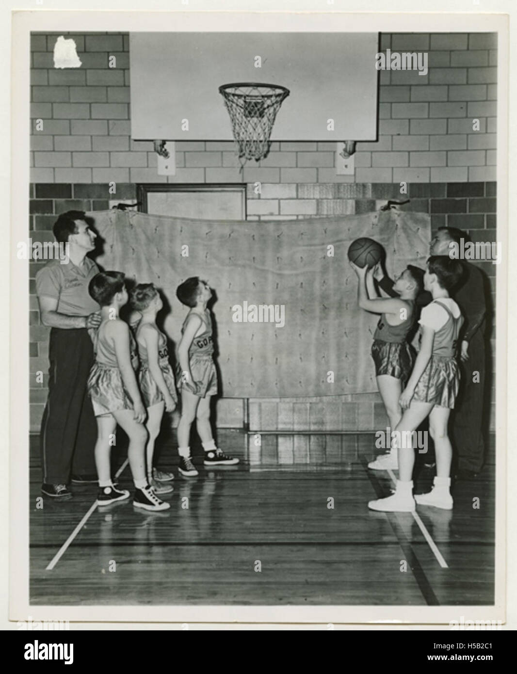 Ragazzo mira a Basketball hoop Foto Stock