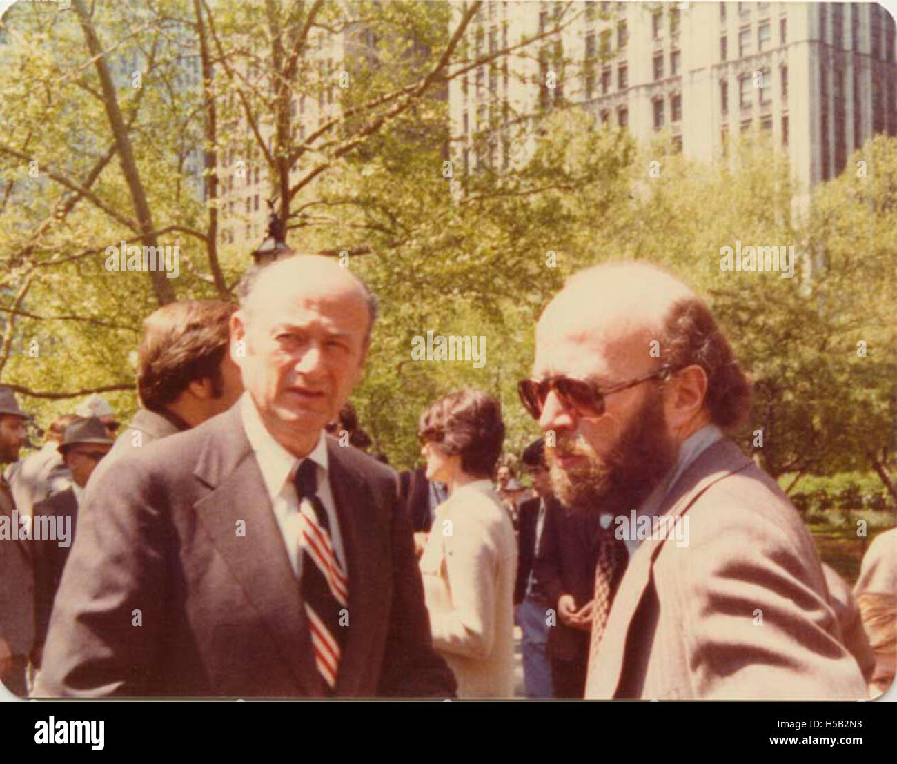 Jerry Goodman, Direttore Esecutivo della Conferenza Nazionale sulla Jewry sovietico con il sindaco di New York Ed Koch nella parte anteriore di New York City Hall Foto Stock